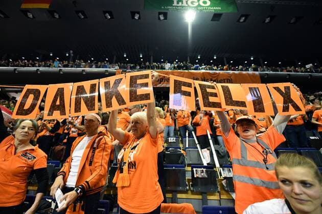Themen der Woche - Sport Bilder des Tages - SPORT Die Fans bedanken sich bei Felix Fischer (BR Volleys), BR Volleys Berlin - VfB Friedrichshafen Deutsche Volleyball Liga, Saison 2016 2017, Herren, Männer, Männer, men, playoff, play-off, Finale, Spiel 2, Volleyball, Deutschland, Germany, Max-Schmeling-Halle Berlin, 3.5.2017