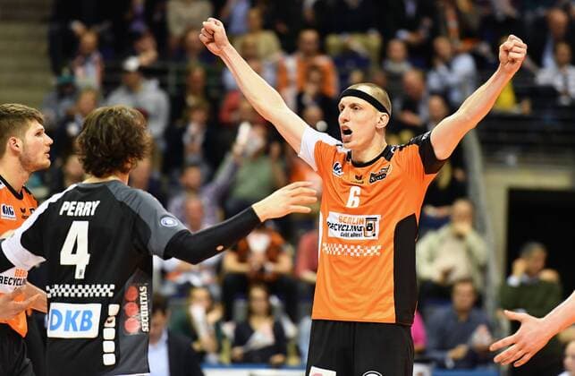 Felix Fischer (BR Volleys), jubelt nach einem Punkt, links Luke Perry (BR Volleys), BR Volleys Berlin - VfB Friedrichshafen Deutsche Volleyball Liga, Saison 2016 2017, Herren, Männer, Männer, men, playoff, play-off, Finale, Spiel 2, Volleyball, Deutschland, Germany, Max-Schmeling-Halle Berlin, 3.5.2017