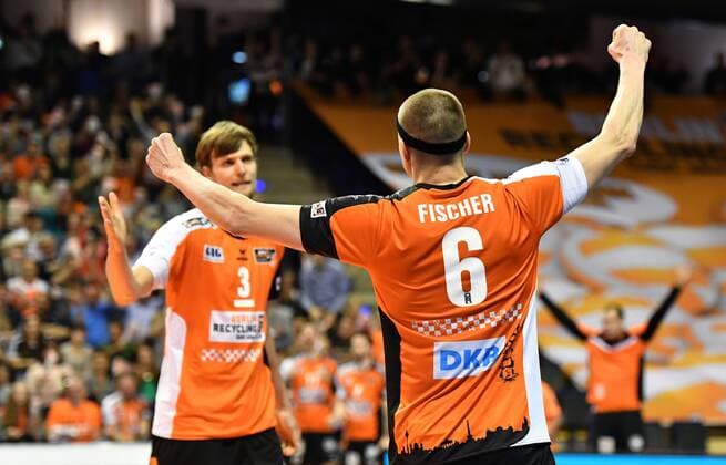 Felix Fischer (BR Volleys), jubelt nach einem Punkt, hinten Robert Kromm (BR Volleys), BR Volleys Berlin - VfB Friedrichshafen Deutsche Volleyball Liga, Saison 2016 2017, Herren, Männer, Männer, men, playoff, play-off, Finale, Spiel 2, Volleyball, Deutschland, Germany, Max-Schmeling-Halle Berlin, 3.5.2017