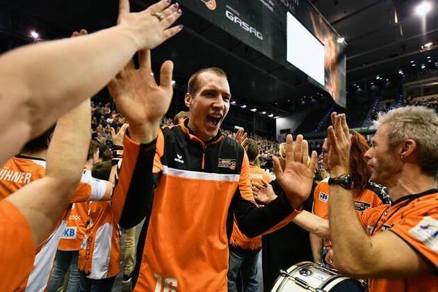 Wouter ter Maat (BR Volleys), klatscht nach dem Spiel die Fans ab BR Volleys Berlin - VfB Friedrichshafen Deutsche Volleyball Liga, Saison 2016 2017, Herren, Männer, Männer, men, playoff, play-off, Finale, Spiel 2, Volleyball, Deutschland, Germany, Max-Schmeling-Halle Berlin, 3.5.2017
