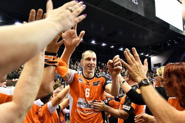 Felix Fischer (BR Volleys), klatscht nach dem Spiel die Fans ab BR Volleys Berlin - VfB Friedrichshafen Deutsche Volleyball Liga, Saison 2016 2017, Herren, Männer, Männer, men, playoff, play-off, Finale, Spiel 2, Volleyball, Deutschland, Germany, Max-Schmeling-Halle Berlin, 3.5.2017