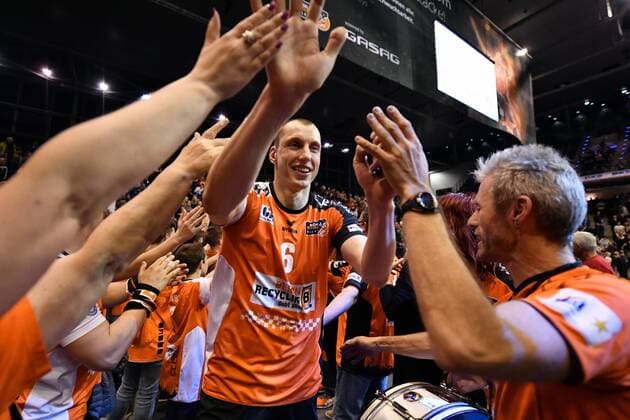 Felix Fischer (BR Volleys), klatscht nach dem Spiel die Fans ab BR Volleys Berlin - VfB Friedrichshafen Deutsche Volleyball Liga, Saison 2016 2017, Herren, Männer, Männer, men, playoff, play-off, Finale, Spiel 2, Volleyball, Deutschland, Germany, Max-Schmeling-Halle Berlin, 3.5.2017