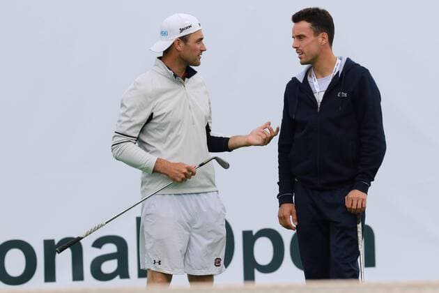 Showspiel Golf und Tennis. Tennisspieler Roberto Bautista Agut (re.) und Golfer Florian Fritsch im Gespräch Tennis BMW Open 2017 München 04.05.2017