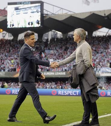Themen der Woche - Sport Bilder des Tages - SPORT Manchester United ManU s and Celta de Vigo s coaches Portuguese Jose Mourinho (R) and Argentinian Eduardo Berizzo (L) shake hands during the Europa League first leg semifinal match between Celta de Vigo and Manchester United at the Balaidos stadium in Vigo, Pontevedra, Spain, 04 May 2017. CELTA VS. MANCHESTER UNITED !ACHTUNG: NUR REDAKTIONELLE NUTZUNG!  Copyright: xLavandeiraxjrx VIG001 20170504-636295297072709493