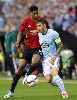 Manchester United ManU s striker Marcus Rashford (L) vies for the ball with Celta de Vigo s defender Vigo Hugo Mallo during the Europa League first leg semifinal match between Celta de Vigo and Manchester United at the Balaidos stadium in Vigo, Pontevedra, Spain, 04 May 2017. CELTA VS. MANCHESTER UNITED !ACHTUNG: NUR REDAKTIONELLE NUTZUNG!  Copyright: xLavandeiraxjrx VIG001 20170504-636295302012880229