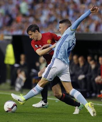 Manchester United ManU s Italian defender Matteo Darmian (L) vies for the ball with Celta de Vigo s defender Iago Aspas during the Europa League first leg semifinal match between Celta de Vigo and Manchester United at the Balaidos stadium in Vigo, Pontevedra, Spain, 04 May 2017. CELTA VS. MANCHESTER UNITED !ACHTUNG: NUR REDAKTIONELLE NUTZUNG!  Copyright: xLavandeiraxjrx VIG001 20170504-636295307341615911