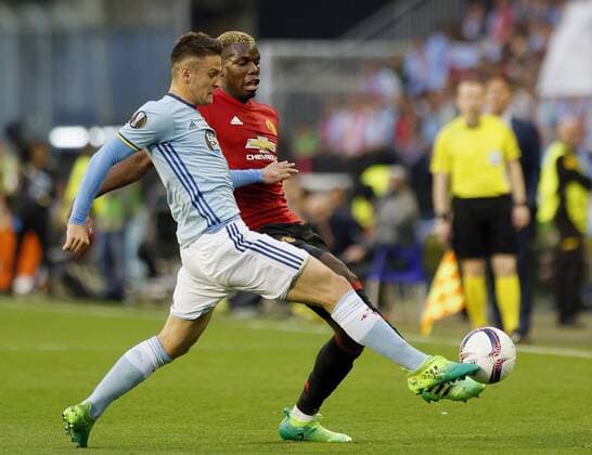 Manchester United ManU s French midfielder Paul Labile Pogba (R) vies for the ball with Celta de Vigo s Serbian midfielder Nemanja Radoja during the Europa League first leg semifinal match between Celta de Vigo and Manchester United at the Balaidos stadium in Vigo, Pontevedra, Spain, 04 May 2017. CELTA VS. MANCHESTER UNITED !ACHTUNG: NUR REDAKTIONELLE NUTZUNG!  Copyright: xLavandeiraxjrx VIG001 20170504-636295308042670923