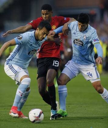 Manchester United ManU s striker Marcus Rashford (C) vies for the ball with Celta de Vigo s Celta Gustavo Cabral (L) and Facundo Roncaglia during the Europa League first leg semifinal match between Celta de Vigo and Manchester United at the Balaidos stadium in Vigo, Pontevedra, Spain, 04 May 2017. CELTA VS. MANCHESTER UNITED !ACHTUNG: NUR REDAKTIONELLE NUTZUNG!  Copyright: xLavandeiraxjrx VIG001 20170504-636295313030238979