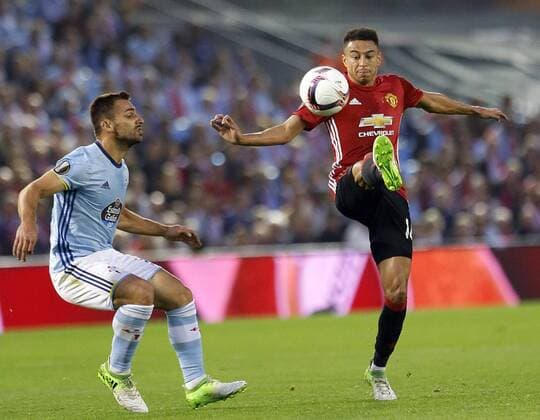 Fußball, EL, Celta Vigo - Manchester United Manchester United ManU s midfielder Jesse Lingard (R) vies for the ball with Celta de Vigo s defender Nemanja Radoja during the Europa League first leg semifinal match between Celta de Vigo and Manchester United at the Balaidos stadium in Vigo, Pontevedra, Spain, 04 May 2017. CELTA VS. MANCHESTER UNITED !ACHTUNG: NUR REDAKTIONELLE NUTZUNG!  Copyright: xSalvadorxSasx VIG001 20170504-636295318776893303