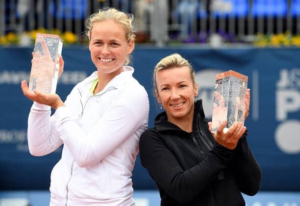 Themen der Woche - Sport Bilder des Tages - SPORT Anna-Lena Grönefeld (GER), left, and Kveta Peschkeova (CZE) pose with the trophy after they won the dobles final match against Lucie Hradecka and Katerina Siniakova within the Prague Open women s tennis tournament, on May 5, 2017. (CTKxPhoto KaterinaxSulova) CTKPhotoP201705050753901  suk21