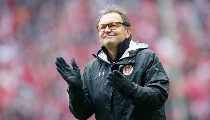 2. Fußball Bundesliga: 1. FC Kaiserslautern - FC St. Pauli, 32. Spieltag Saison 2016 2017 am 05.05.2017 im Fritz Walter Stadion Kaiserslautern, xmdx, Ewald LIENEN (Trainer, FC St. Pauli) feuert vor dem spiel die Fans im Gaesteblock an FC Kaiserslautern - FC St. Pauli