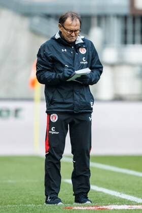 Ewald Lienen (Trainer FC St.Pauli) notiert auf seinem Notizblock, 1.FC Kaiserslautern vs FC St.Pauli, Fussball, 2. Bundesliga, 05.05.2017, Foto Neis Eibner Copyright: xNeisx xEibner-Pressefotox