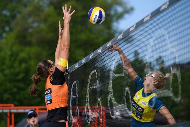 06.05.2017, Muenster, Schlossplatz Beachvolleyball, smart beach tour, Supercup Muenster Block Kira Walkenhorst - Angriff Karoline Fröhlich Froehlich