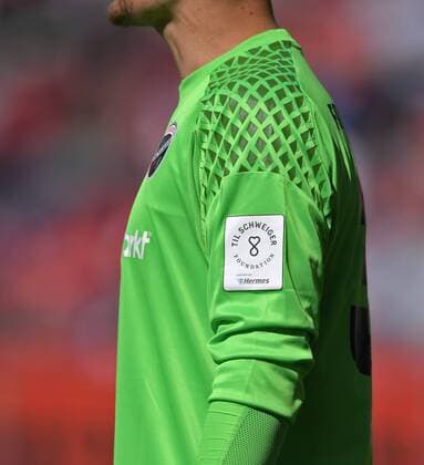 Bilder des Tages - SPORT 06.05.2017, Fussball 1.Bundesliga 2016 2017, 32.Spieltag, FC Ingolstadt 04 - Bayer Leverkusen, im AUDI-Sportpark Ingolstadt, Torwart Martin Hansen (Ingolstadt) mit dem Logo der Til-Schweiger-Foundation auf dem Trikot-Ärmel, eine enmalige Charity-Aktion am heutigen Spieltag. 