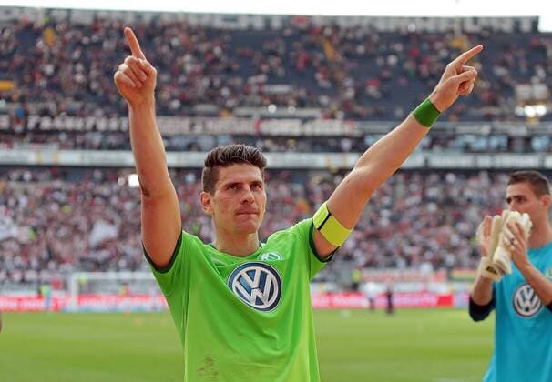 06.05.2017, xovx, Fussball 1.Bundesliga, Eintracht Frankfurt - VfL Wolfsburg, emspor, Die Spieler des VfL Wolfsburg bejubeln den Sieg in Frankfurt, Mario Gomez (VfL Wolfsburg), Freisteller. Frankfurt am Main