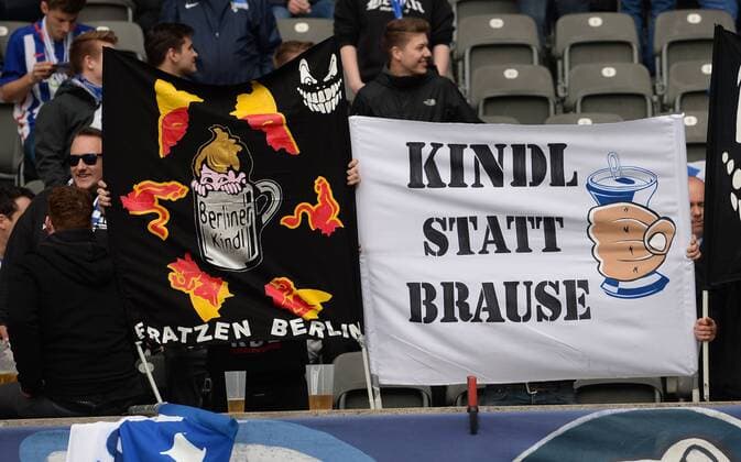 Fussball, Herren, 1. Bundesliga, Saison 2016 2017 (32. Spieltag), Hertha BSC - RB Leipzig, Fans von Hertha in der Ostkurve protestieren gegen RB Leipzig, Kindl statt Brause, 06.05. 2017, Copyright: xMatthiasxKochx
