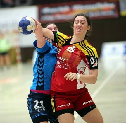 2. Handball-Bundesliga Damen - Saison 2016-2017 - HSG Bensheim vs HSG Kleenheim - Bensheim- 06.05.2017 v. l. Leonie Nowak Kleenheim, Martha Logdanidou Bensheim Aktion, Zweikampf -