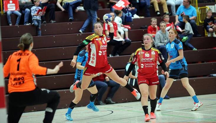 2. Handball-Bundesliga Damen - Saison 2016-2017 - HSG Bensheim vs HSG Kleenheim - Bensheim- 06.05.2017 v. l. Anja Ernsberger Bensheim auf dem Weg zum Tor Aktion, Einzelbild -