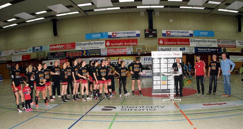 2. Handball-Bundesliga Damen - Saison 2016-2017 - HSG Bensheim vs HSG Kleenheim - Bensheim- 06.05.2017 v. l. Dr. Bernd Dugall vom DHB übergab in Bensheim an die HSG Bensheim die Meisterschale Aktion, Einzelbild -