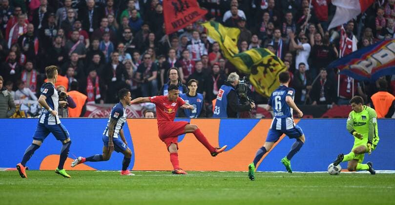 Fussball, Herren, 1. Bundesliga, Saison 2016 2017 (32. Spieltag), Hertha BSC - RB Leipzig, Davie Selke (M., RB Leipzig) erzielt das Tor zum 3:1 gegen Torwart Rune Jarstein (Hertha BSC), 06.05. 2017, Copyright: xMatthiasxKochx