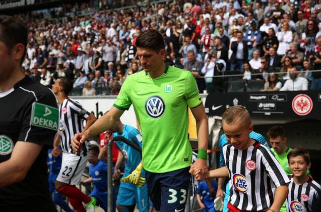 Frankfurt vs VfL, 1. BL Frankfurt, Deutschland. 06.05.2017, FUßBALL - Eintracht Frankfurt vs VfL Wolfsburg, 1. Bundesliga, Saison 2016-2017, Commerzbank Arena. Bild zeigt: Mario Gomez (VfL Wolfsburg) Kapitän Frankfurt