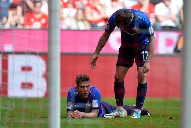 Bilder des Tages - SPORT 06.05.2017, xfux, Fussball 1.Bundesliga, FC Bayern Muenchen - SV Darmstadt 98, emspor, emonline, v.l. Sven Schipplock (SV Darmstadt 98), Sandro Sirigu (SV Darmstadt 98) enttaeuscht, enttaeuscht schauend, dissapointed Muenchen