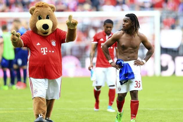 06.05.2017, Fussball 1.Bundesliga 2016 2017, 32.Spieltag, FC Bayern München - SV Darmstadt 98, in der Allianz-Arena München. Renato Sanches (Bayern München) nach dem Spiel mit dem Bayern-Maskottchen. 