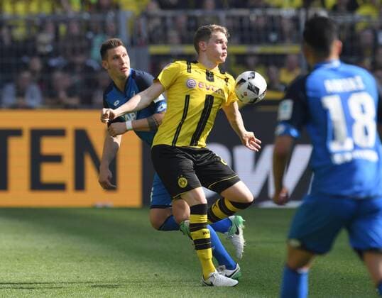 06.05.2017, Fussball GER, 1. Bundesliga Saison 2016 2017, 32. Spieltag, Borussia Dortmund - TSG Hoffenheim 2-1, Matthias Ginter (Borussia Dortmund), re., gegen Niklas Suele, Niklas Süle (TSG Hoffenheim)