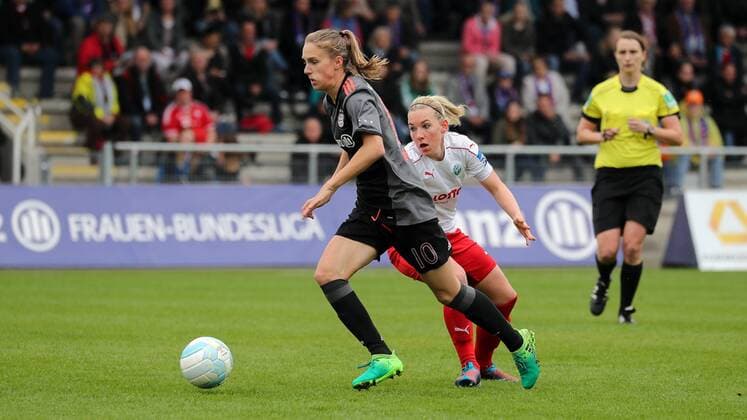 v.li.: Vivianne Miedema (FCB, 10), Marith Prießen (Marith Priessen, Frankfurt, 13), Aktion, Action, Spielszene, Fussball, Allianz Frauen-Bundesliga, 1. FFC Frankfurt - FC Bayern München, xozx