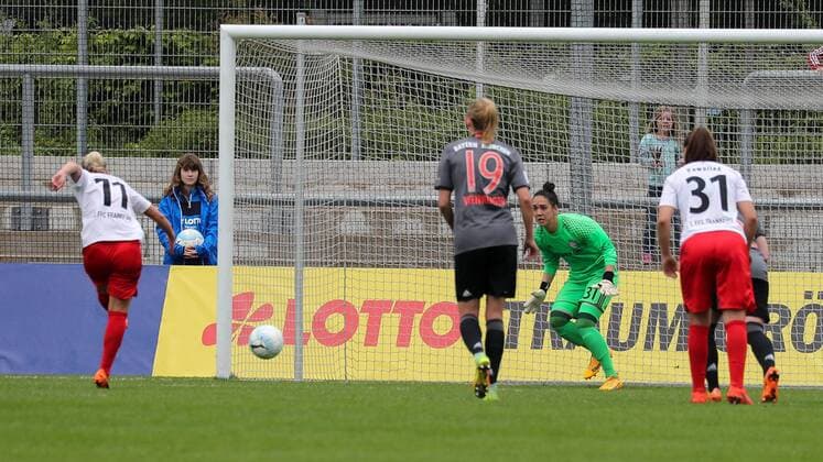 v.li.: Mandy Islacker (Frankfurt, 11) trifft per Elfmeter gegen Manuela Zinsberger (Torwart, FCB, 31) zum 1:0, Tor, Treffer, Fussball, Allianz Frauen-Bundesliga, 1. FFC Frankfurt - FC Bayern München, xozx