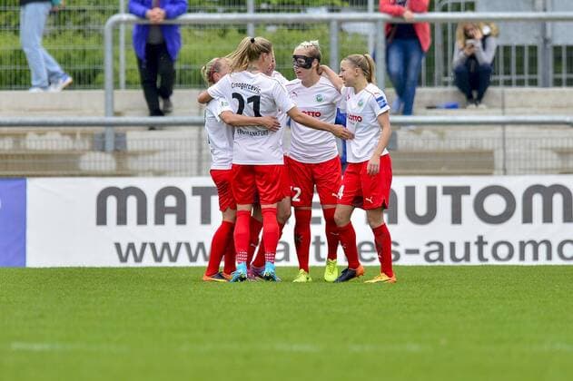 1. Frauen-Fußballbundesliga: 1. FFC Frankfurt - FC Bayern Muenchen; 07.05.2017 Jubel nach dem 2:0; 1. FFC Frankfurt - FC Bayern Muenchen am 07.05.2017 im Stadion am Brentanobad, Frankfurt (Hessen) xkpx