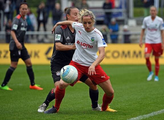 07.05.2017, xjhx, Fussball 1.Bundesliga Frauen, 1.FFC Frankfurt - FC Bayern Muenchen, emspor v.l. Gina Lewandowski (FC Bayern München ), Kathrin Hendrich (1.FFC Frankfurt) Frankfurt am Main