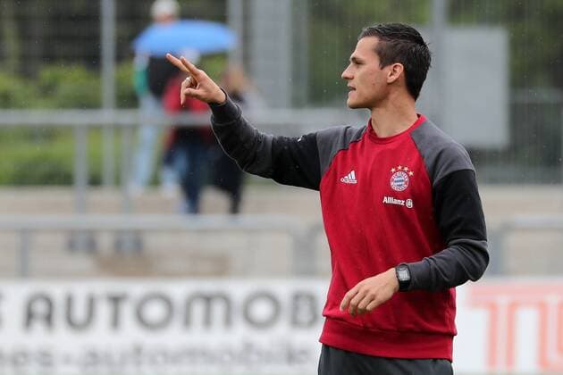 Thomas Wörle (Thomas Woerle, Trainer, Cheftrainer, FCB), gibt Anweisungen, gestikuliert, mit den Armen gestikulieren, gives instructions, gesticulate, Einzelbild, Aktion, Action, Fussball, Allianz Frauen-Bundesliga, 1. FFC Frankfurt - FC Bayern München, xozx