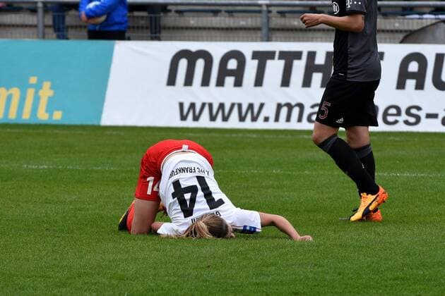 07.05.2017 Frankfurt am Main, Allianz Frauen-Bundesliga Saison 2016 2017 FFC Frankfurt - Bayern München Foul an Jackie Groenen (Grönen) führt zum Elfmeter