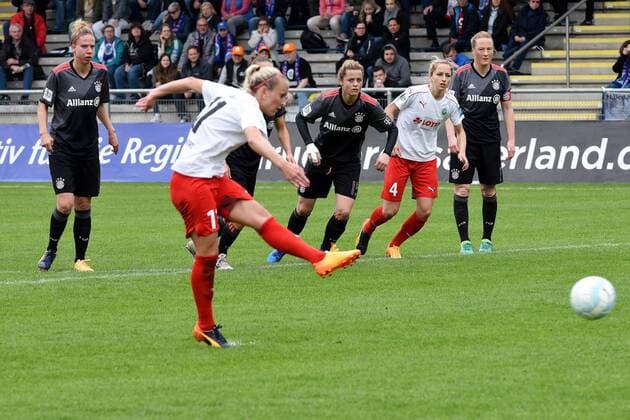 07.05.2017 Frankfurt am Main, Allianz Frauen-Bundesliga Saison 2016 2017 FFC Frankfurt - FC Bayern München Tor zum 1:0 durch Mandy Islacker (FFC Frankfurt) durch den verwandelten Efmeter, rechts Melanie Behringer( FC Bayern München) schaut gebannt