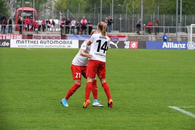 07.05.2017 Frankfurt am Main, Allianz Frauen-Bundesliga Saison 2016 2017 FFC Frankfurt - FC Bayern München Tor zum 2:0 durch Torschützin Jackie Groenen (Grönen) mit Crnogorcevic, Ana-Maria (FFC Frankfurt)