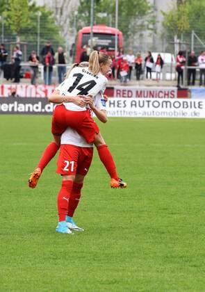 07.05.2017 Frankfurt am Main, Allianz Frauen-Bundesliga Saison 2016 2017 FFC Frankfurt - FC Bayern München Tor zum 2:0 durch Torschützin Jackie Groenen (Grönen) mit Crnogorcevic, Ana-Maria (FFC Frankfurt)