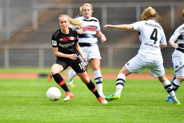 Turid Knaak (Bayer 04 Leverkusen) (10) im Duell mit Pauline Dallmann (Borussia Mönchengladbach) (4), Fussball, Allianz Frauen-Bundesliga, Borussia Mönchengladbach - Bayer Leverkusen, xmkx