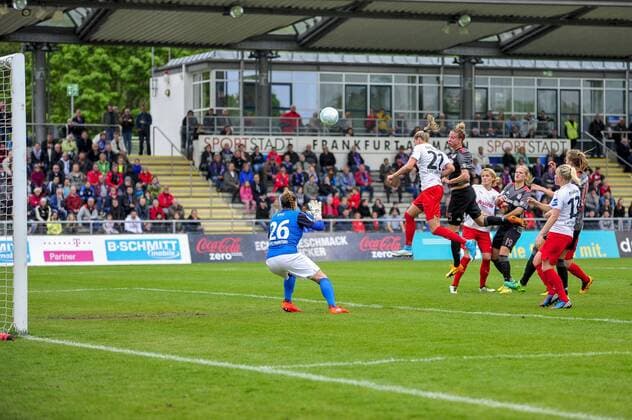 1. Frauen-Fußballbundesliga: 1. FFC Frankfurt - FC Bayern Muenchen; 07.05.2017 Anschlusstreffer fuer den FC Bayern Muenchen durch Caroline Abbé (FC Bayern Muenchen), im Kopfballduell mit Ana-Maria Crnogorcevic (1. FFC Frankfurt); 1. FFC Frankfurt - FC Bayern Muenchen am 07.05.2017 im Stadion am Brentanobad, Frankfurt (Hessen) xkpx