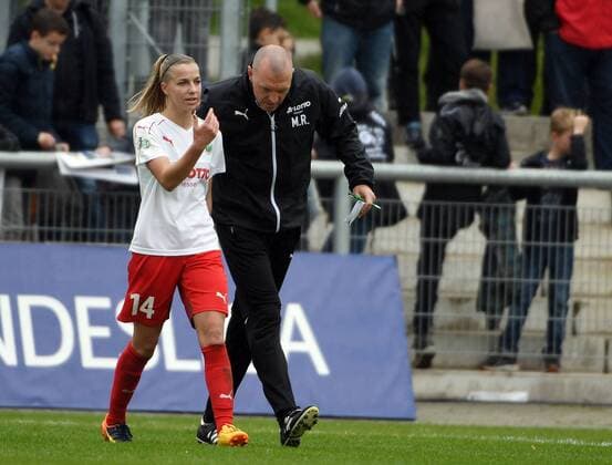 07.05.2017, xjhx, Fussball 1.Bundesliga Frauen, 1.FFC Frankfurt - FC Bayern Muenchen, emspor v.l. Jackie Groenen (1.FFC Frankfurt), Trainer Matt Ross (1.FFC Frankfurt) Frankfurt am Main