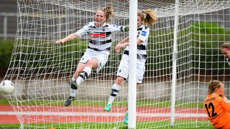 Frust Julia Koj (Borussia Mönchengladbach) (2) haut denn Ball nach dem 0:1 ins Tor, Fussball, Allianz Frauen-Bundesliga, Borussia Mönchengladbach - Bayer Leverkusen, xmkx