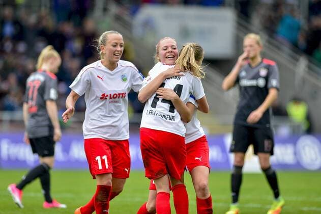 1. Frauen-Fußballbundesliga: 1. FFC Frankfurt - FC Bayern Muenchen; 07.05.2017 Premieren-Treffer für Janina Hechler (1. FFC Frankfurt), feiert mit Mandy Islacker (1. FFC Frankfurt), Jackie Groenen (1. FFC Frankfurt); 1. FFC Frankfurt - FC Bayern Muenchen am 07.05.2017 im Stadion am Brentanobad, Frankfurt (Hessen) xkpx