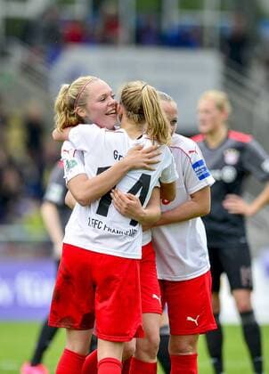 1. Frauen-Fußballbundesliga: 1. FFC Frankfurt - FC Bayern Muenchen; 07.05.2017 Premieren-Treffer für Janina Hechler (1. FFC Frankfurt), feiert mit Jackie Groenen (1. FFC Frankfurt); 1. FFC Frankfurt - FC Bayern Muenchen am 07.05.2017 im Stadion am Brentanobad, Frankfurt (Hessen) xkpx