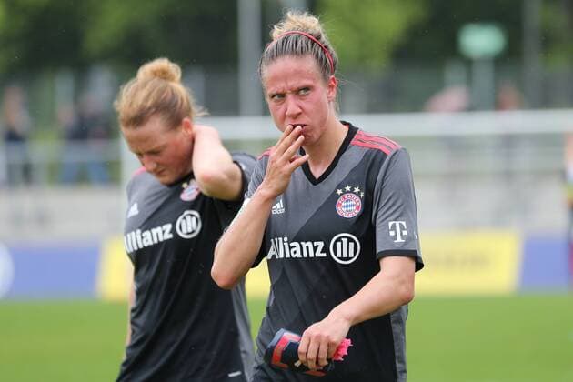 v.li.: Melanie Behringer (FCB, 7), Caroline Abbe (FCB, 5), enttäuscht über die Niederlage, Enttäuschung nach dem Schlusspfiff, Verlierer, verloren, Frustration, disappointed, pessimistisch, Fussball, Allianz Frauen-Bundesliga, 1. FFC Frankfurt - FC Bayern München, xozx