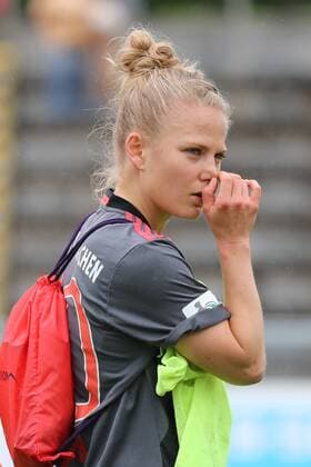 Leonie Maier (FCB, 20), enttäuscht über die Niederlage, Enttäuschung nach dem Schlusspfiff, Verlierer, verloren, Frustration, disappointed, pessimistisch, Fussball, Allianz Frauen-Bundesliga, 1. FFC Frankfurt - FC Bayern München, xozx
