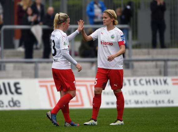 07.05.2017, xjhx, Fussball 1.Bundesliga Frauen, 1.FFC Frankfurt - FC Bayern Muenchen, emspor v.l. Marith Priessen (1.FFC Frankfurt), Saskia Bartusiak (1.FFC Frankfurt) jubeln jubelt nach Spielende. Frankfurt am Main