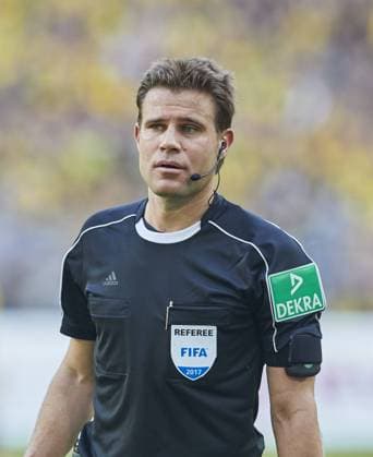 Hauptschiedsrichter Felix BRYCH mit Pfeife, Gestik, zeigt, Schiri, Schiedsrichter, Einzelaktion Halbfigur , Aktion, Einzelbild, Portrait, Portraet, BORUSSIA DORTMUND - TSG 1899 HOFFENHEIM 2-1 Fussball 1. Bundesliga , Dortmund, am 06.05.2017, 32.Spieltag, Saison 2016 2017, 1.Liga, 1.Bundesliga,