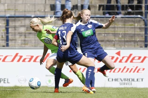 Lia Wälti (Potsdam, Waelti, 13) und Caroline Siems foulen Pernille Harder (Wolfsburg, 22), Elfmeter, Strafstoß, penalty kick, Action, Aktion, Fussball, Allianz Frauen Bundesliga, 1. FFC Turbine Potsdam - VfL Wolfsburg, xtgx