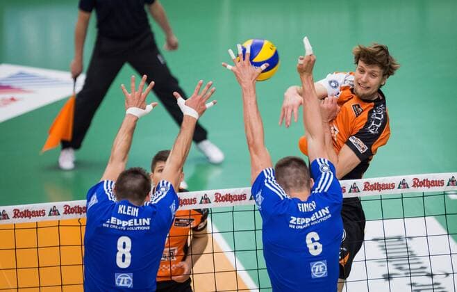 Friedrichshafen, Deutschland, 07.05.2017: Volleyball Bundesliga Saison 2016 2017 Playoff Finale Spiel 3 - VfB Friedrichshafen - Berlin Recycling Volleys. Robert Kromm (BR Volleys 3) gegen den Block aus Georg Klein (Friedrichshafen 8) und Michal Finger (Friedrichshafen 6)