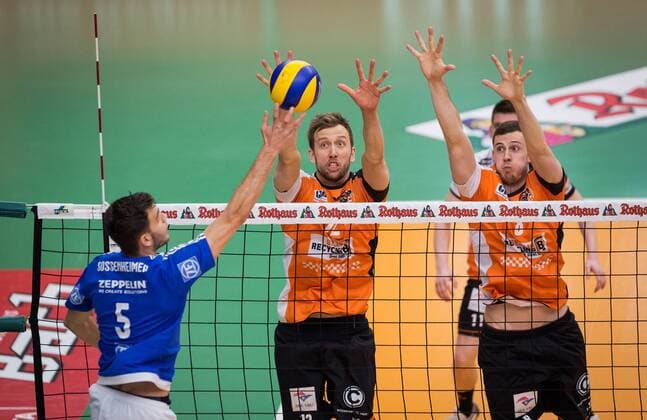 Friedrichshafen, Deutschland, 07.05.2017: Volleyball Bundesliga Saison 2016 2017 Playoff Finale Spiel 3 - VfB Friedrichshafen - Berlin Recycling Volleys. David Sossenheimer (Friedrichshafen 5) gegen den Block aus Paul Carroll (BR Volleys 12) und Graham Vigrass (BR Volleys 8)